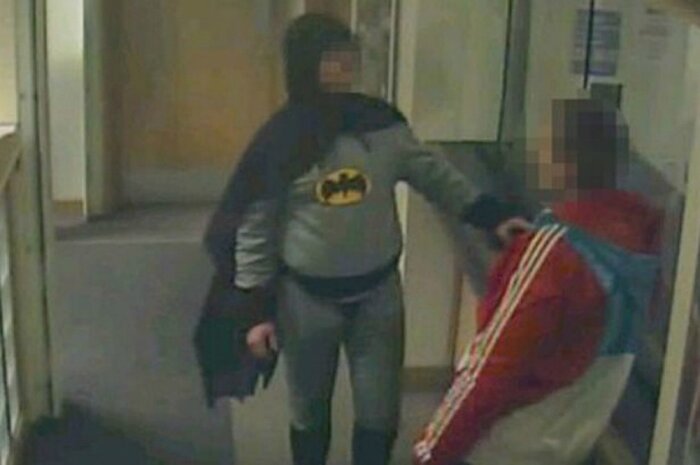 «Бэтмен» привёл преступника в полицейский участок
