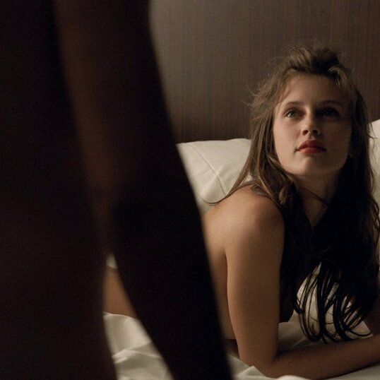 Кадры из фильма: Молода и прекрасна