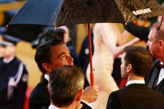 ДиКаприо выбежал под ливень, чтобы раздать автографы