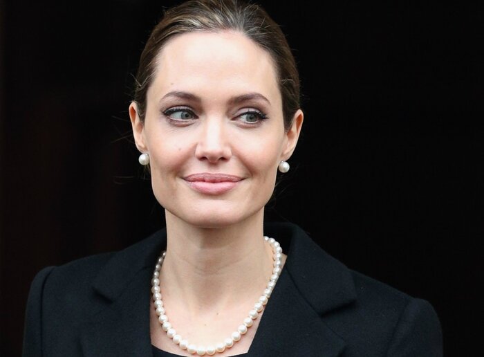 Журнал Forbes назвал Анджелину Джоли примером для подражания