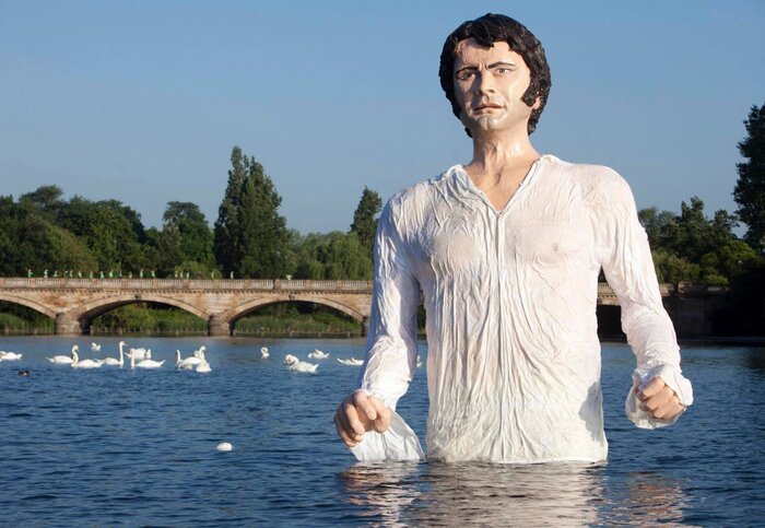 В лондонском озере установили гигантскую статую персонажа из сериала