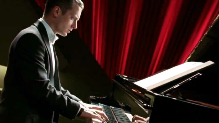 Элайджа Вуд сыграл пианиста, попавшего в руки маньяка. Трейлер «Рояля»