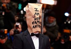 Шайа ЛаБаф пришёл на премьеру «Нимфоманки» в бумажном мешке