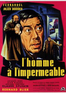 Человек в непромокаемом плаще