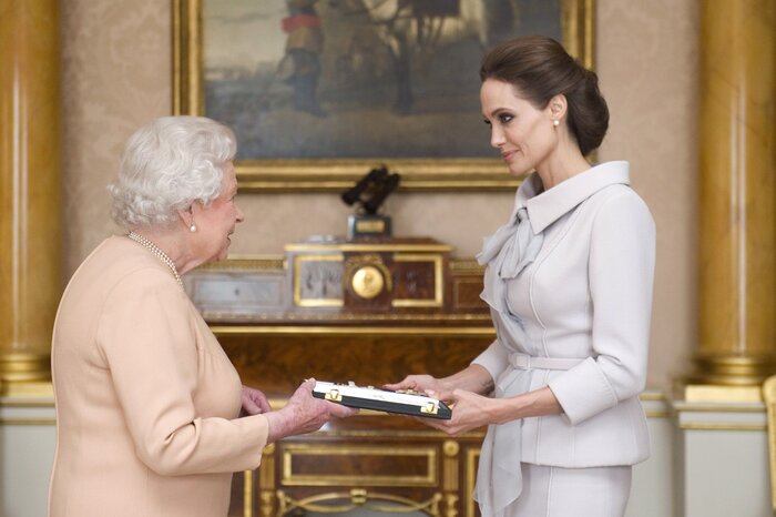 Елизавета II вручила почётную награду Анджелине Джоли