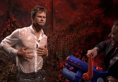 Звезда фильма «Мстители» танцует в мокрой рубашке. Видео