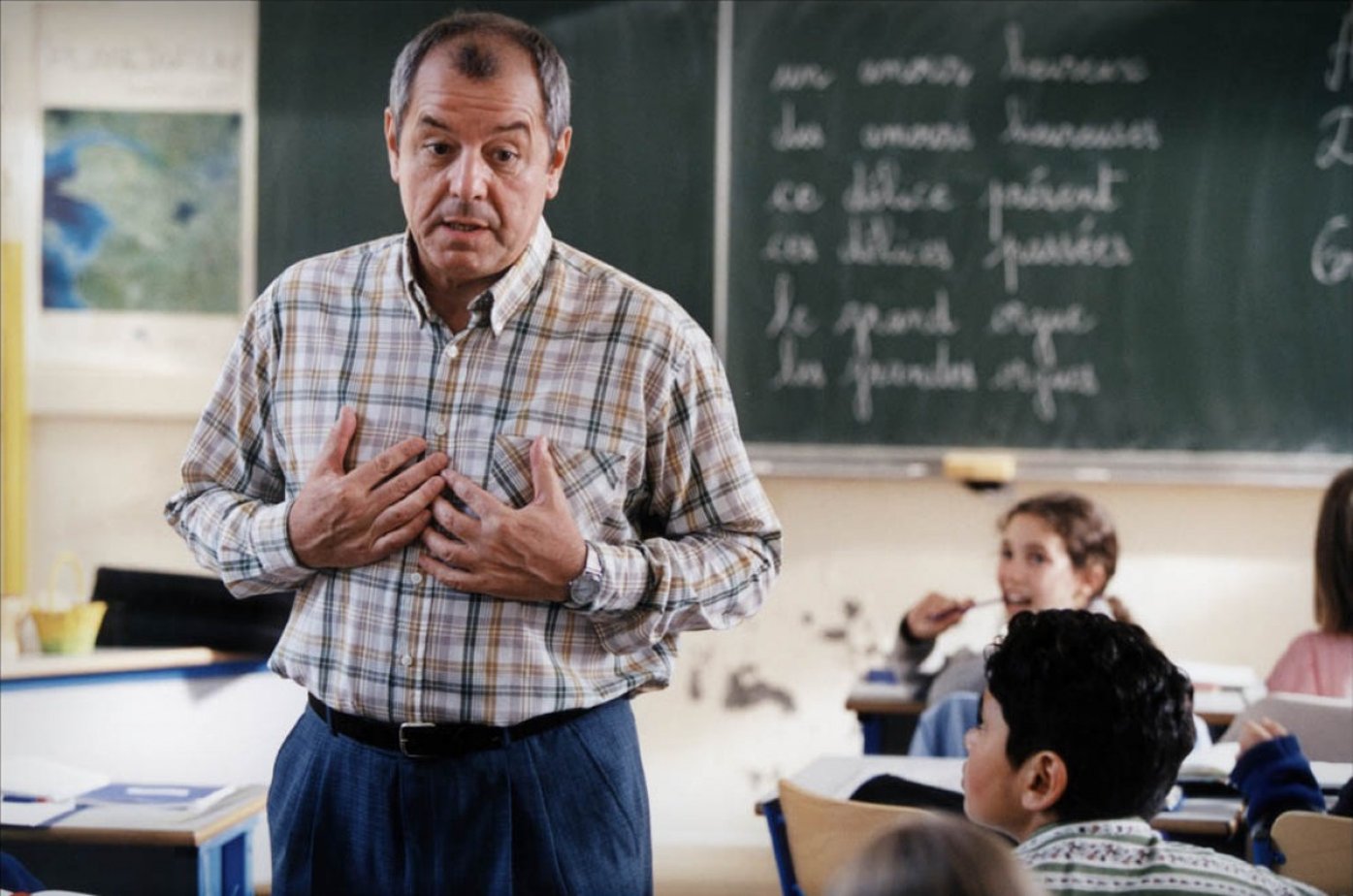 Il est professeur. Barthelemy "professeur de FLE". Фф mon professeur. Professeur Clements Obe. Professeur Clements Obe portrait.