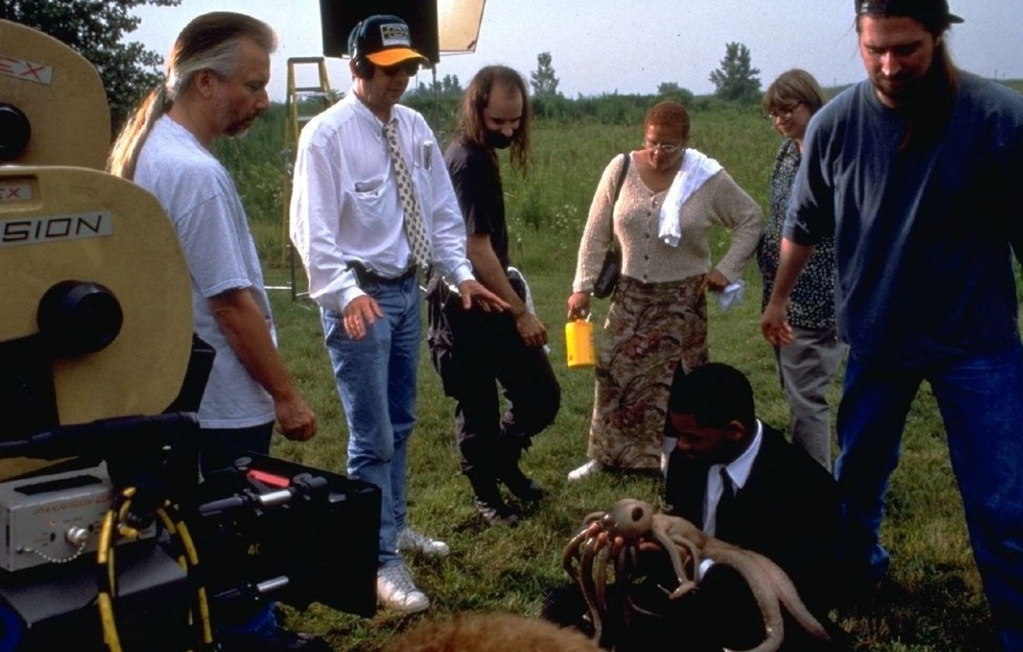 люди в черном 3 фильм. голливуд съемки фильмов. как снимали люди в черном. барри зонненфельд в фильме люди в черном. люди в черном 1997 кадры со съемок.