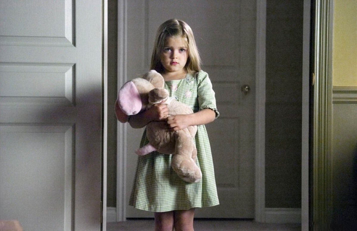 Женщина убила своих детей. Мамы которые издевались над детьми. Родители похищают девушек для своего умершего сына. Девятилетнюю девочку застрелил сосед чита. Родители похищают девушек для своего умершего сына.