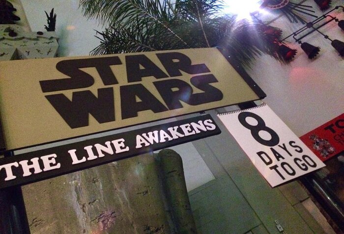 Поклонники «Звёздных войн» устанавливают палатки около кинотеатров