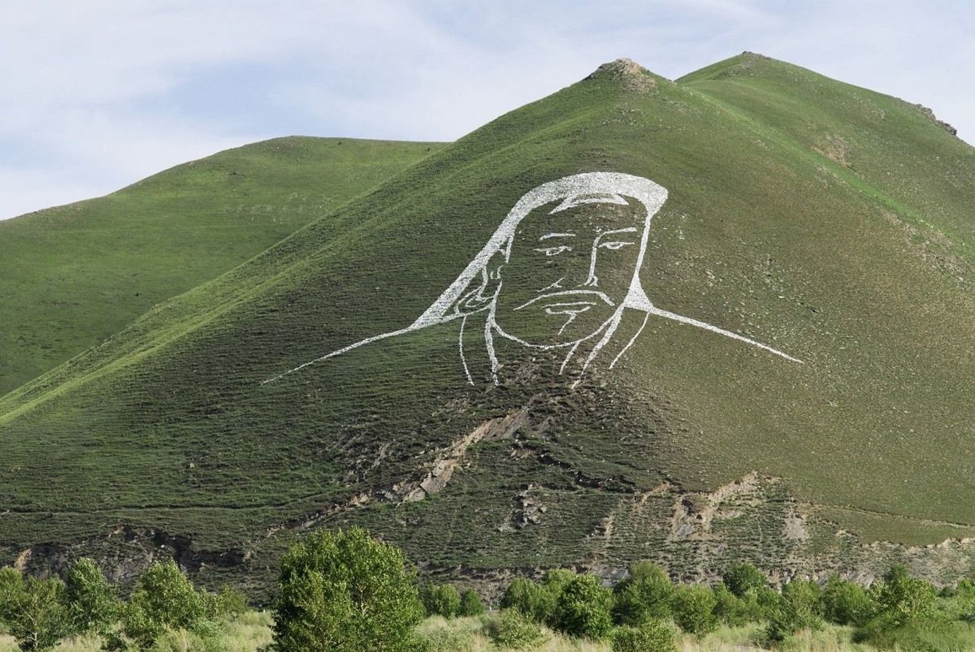 Гора на которой стоял дом была. Курган Чингисхана Монголия. Монголия Гробница Чингисхана.