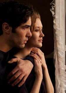 Женщина на серебряной пластине