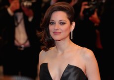 Фото дня: Марион Котийяр прошла по красной дорожке в Каннах в экстравагантном открытом платье