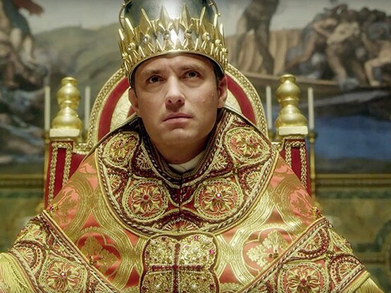 Новый Супермен, первые кадры из «Американских богов», Джуд Лоу в рясе и другие новости сериалов