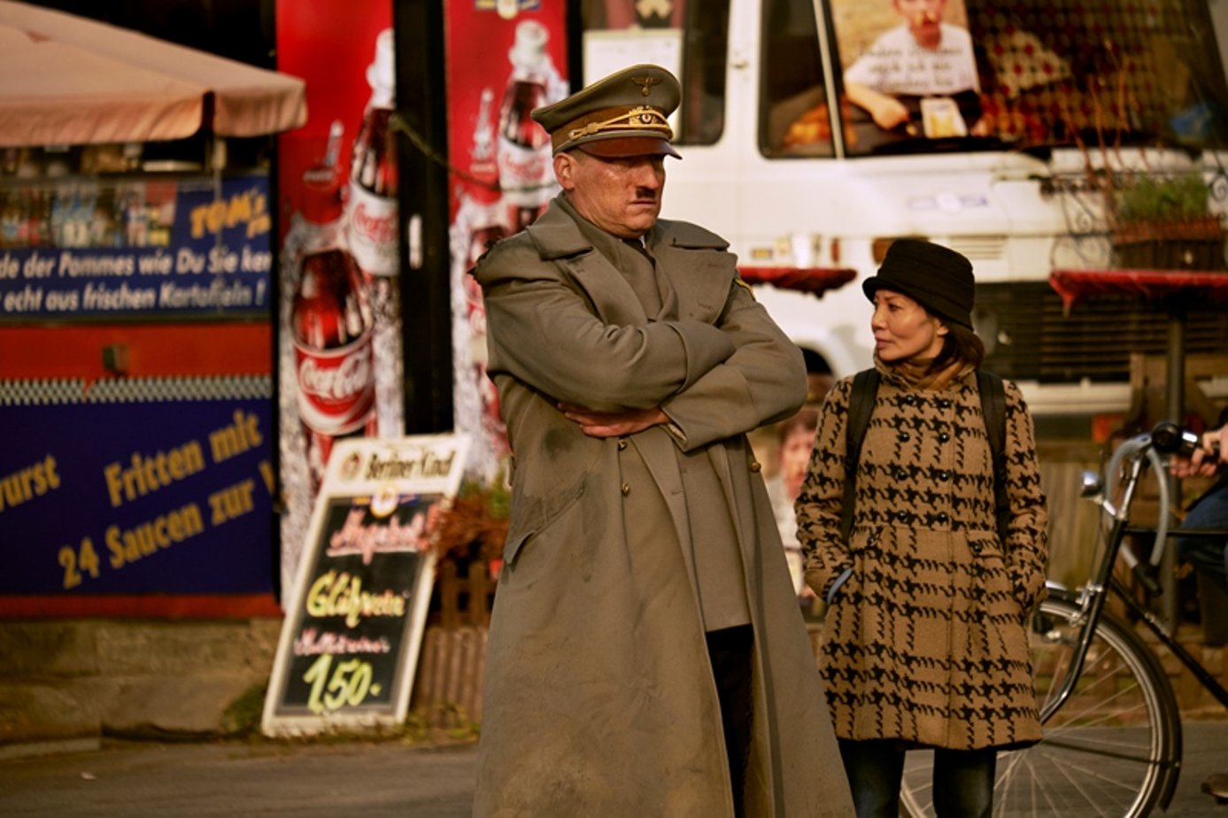 Wieder da. Он снова здесь 2015. "Он снова здесь" (2015 год).. Оливер Мазуччи он снова здесь. Франциска Вульф он снова здесь.