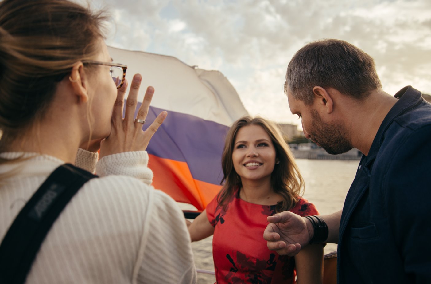 Две совершенно. Лови момент фильм 2019. Юлия Топольницкая фильм 2019. Юлия Топольницкая лови момент. Юлия Топольницкая в фильме лови момент.