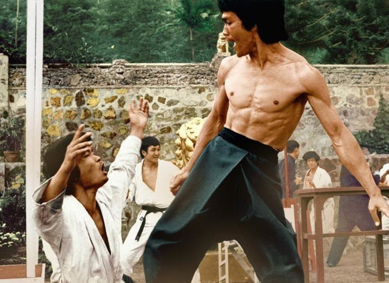 Выход дракона музыка. Bruce Lee Dragon. Enter the Dragon Bruce Lee одежда. Enter the Dragon 1973 photo Bruce Lee. Джеки Чан выход дракона фото.