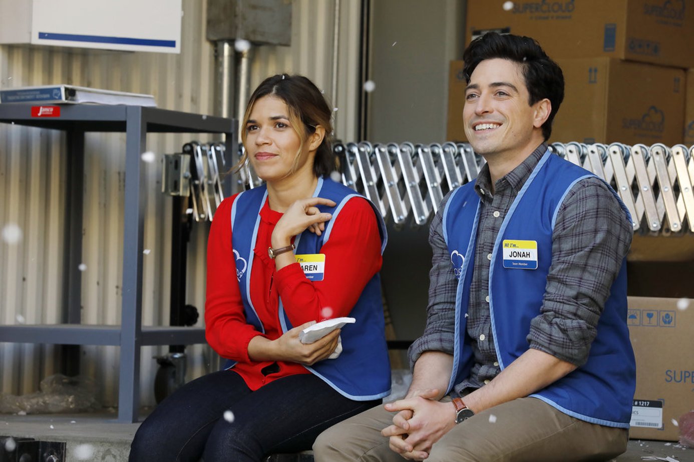 Store date. Superstore сериал. Америка Феррера и Бен Фельдман. Сериал супермаркет Джона и Эми. Супермаркет сериал 2015–2021.