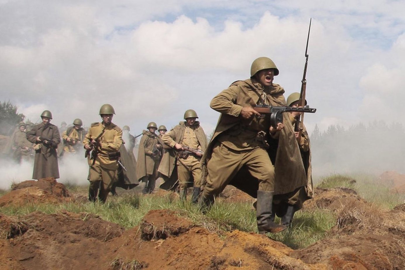 Атака солдат видео. Последний бой военный фильм 1941-1945. Солдаты РККА атака реконструкция. Солдаты идут в атаку. Солдат в атаке.