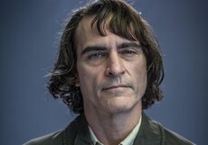 Как Хоакин Феникс выглядит в «Джокере». Первое видео
