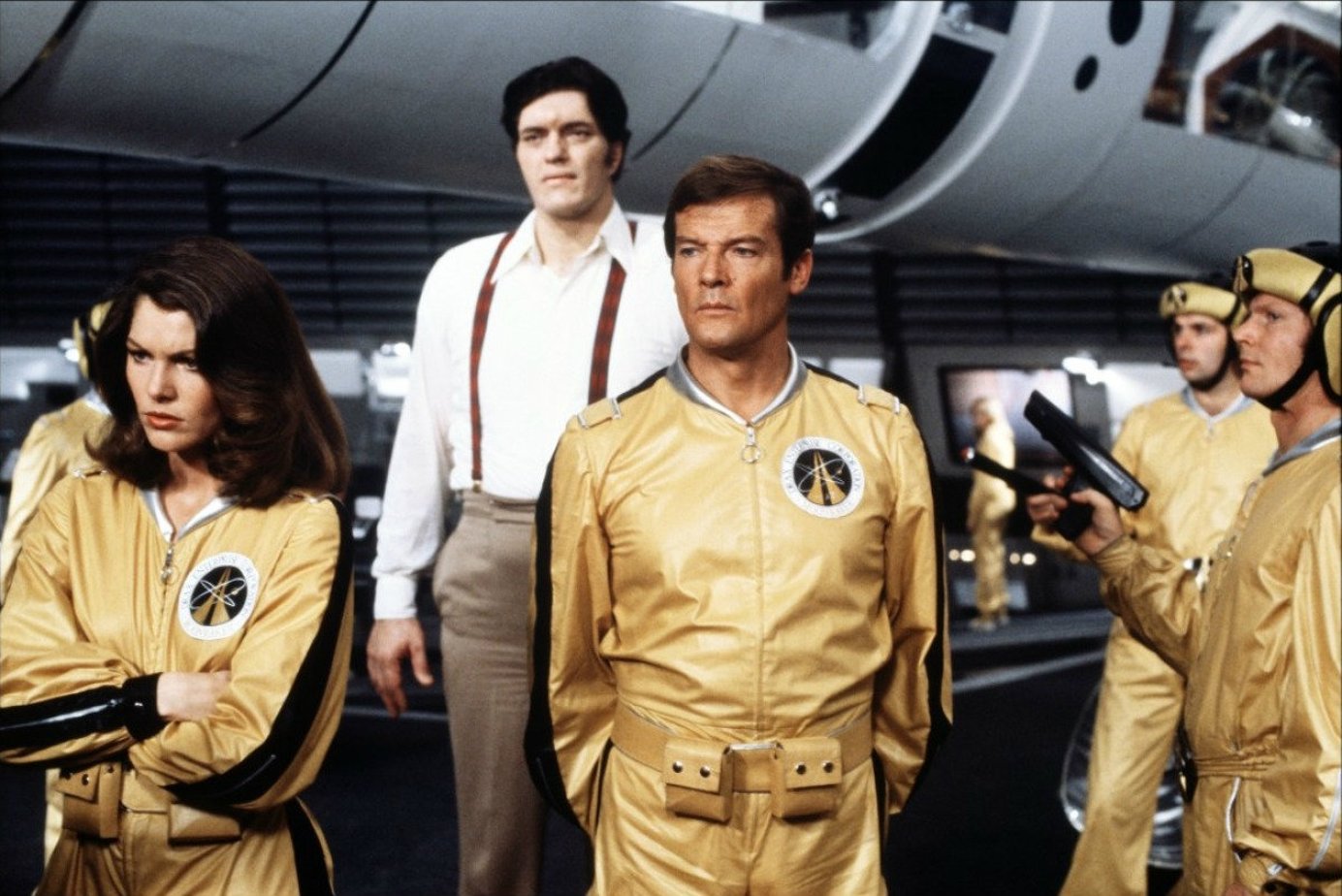 Moonraker. Лунный гонщик фильм 1979. Мунрейкер (1979). Джеймс Бонд лунный гонщик. Роджер Мур лунный гонщик.