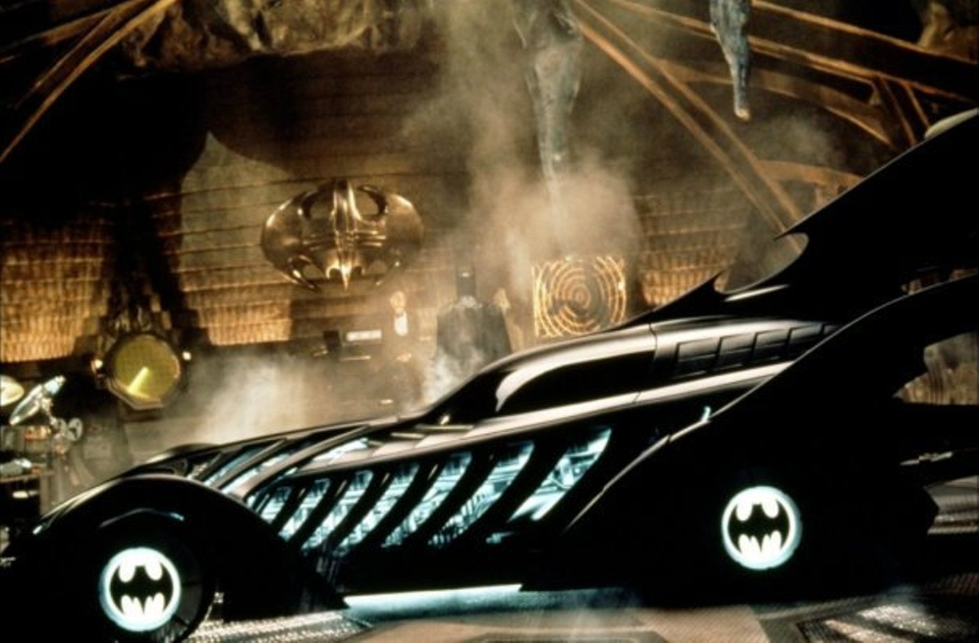 Бэтмобиль batman. Бэтмобиль 1995. Бэтмен возвращается Бэтмобиль. Бэтмобиль Тима Бертона. Бэтмен 1992 Бэтмобиль.