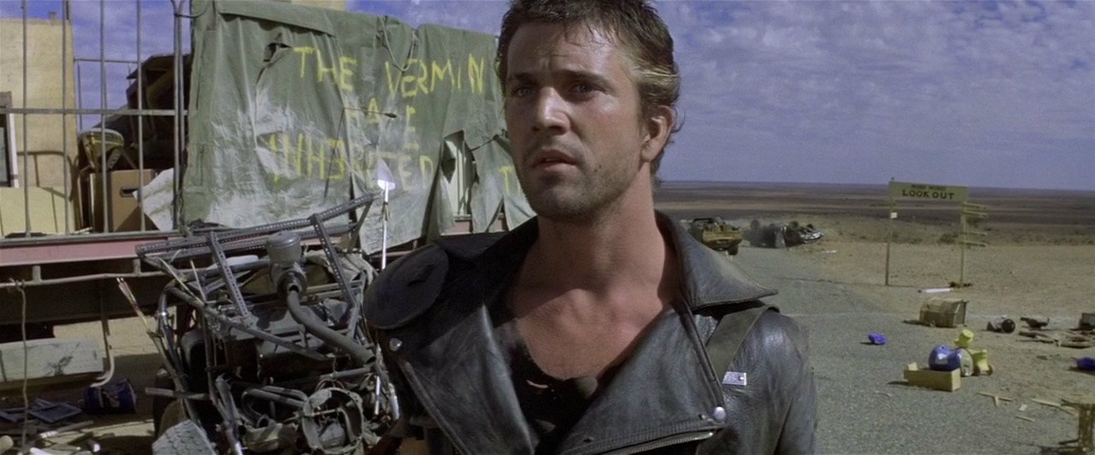 Mad max 2. Безумный Макс Мэл Гибсон 1981. Мэл Гибсон Безумный Макс воин дороги. Мэл Гибсон Безумный Макс 2. Вернон Уэллс Безумный Макс.