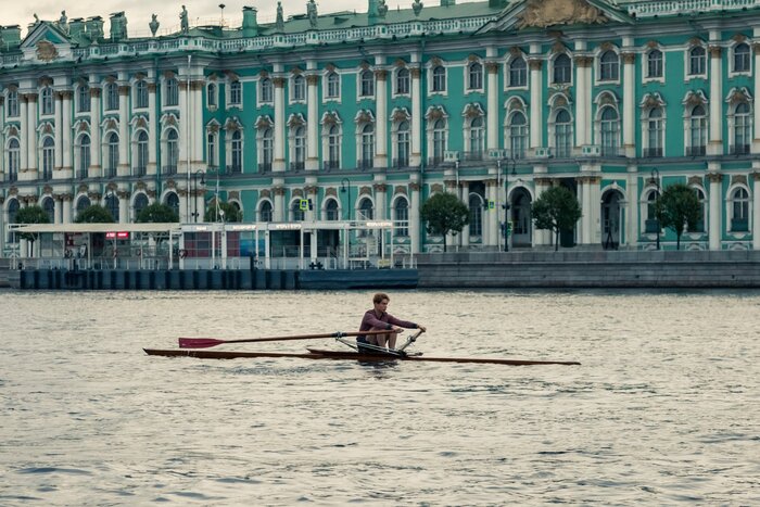 Уникальный плот и изнурительные тренировки Калюжного. Артём Михалков — о съёмках «Первого на Олимпе»