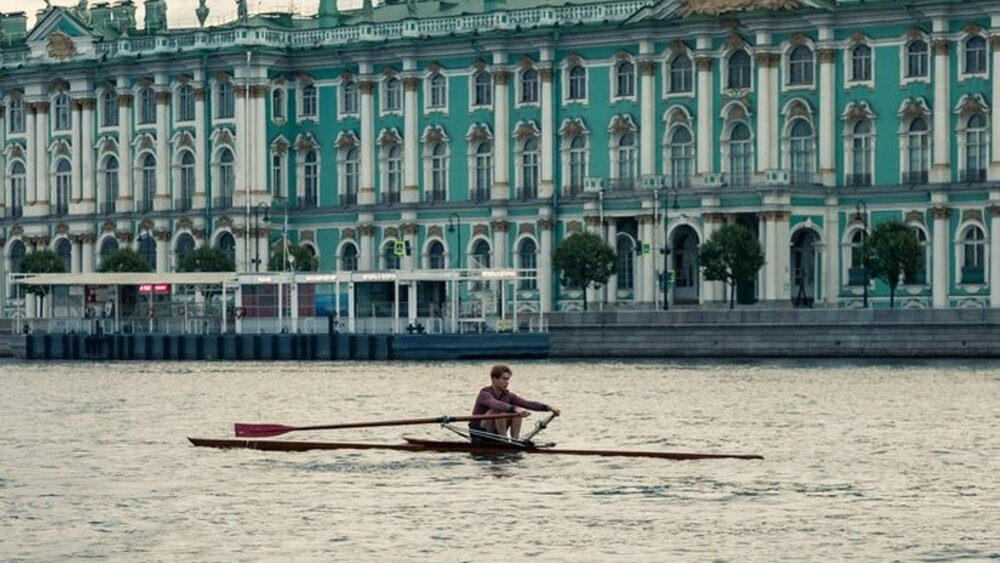 Уникальный плот и изнурительные тренировки Калюжного. Артём Михалков — о съёмках «Первого на Олимпе»